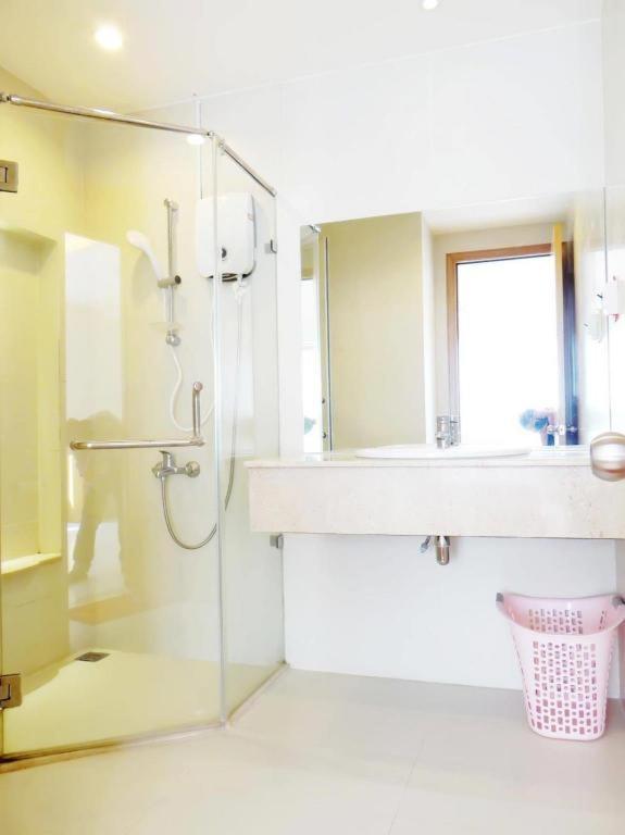 Khách sạn Edenpark & Service 2*